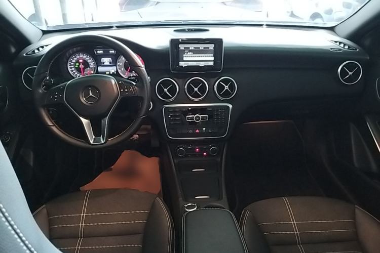 Used Mercedes-Benz A-Class 2015 A 200 Fashion Model Center Console