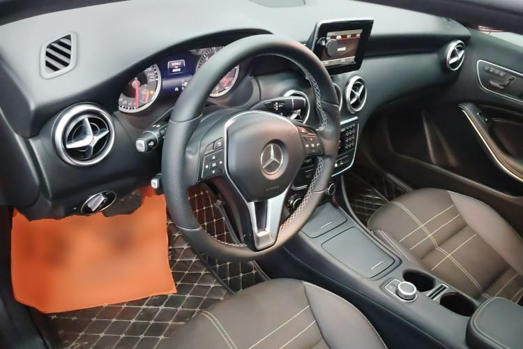 Used Mercedes-Benz A-Class 2015 A 200 Fashion Model Center Console