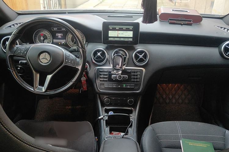 Used Mercedes-Benz A-Class 2015 A 200 Fashion Model Center Console