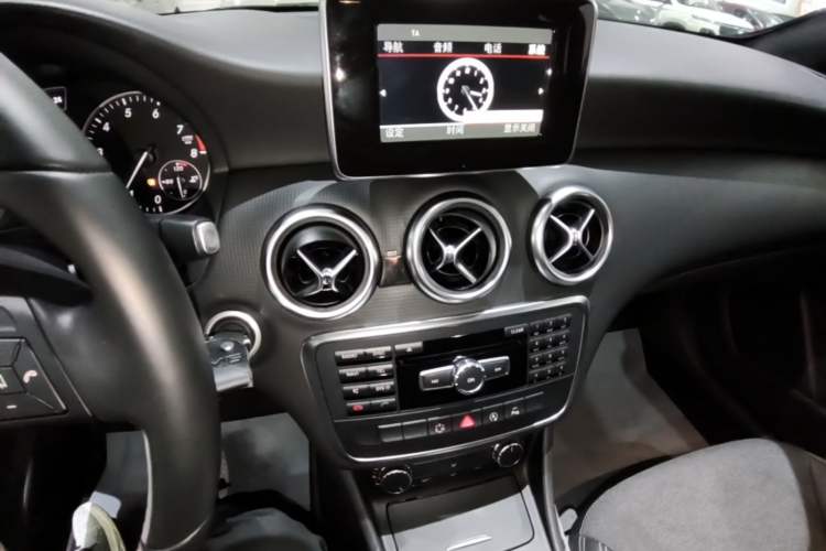 Used Mercedes-Benz A-Class 2015 A 180 Audio And AC Panel