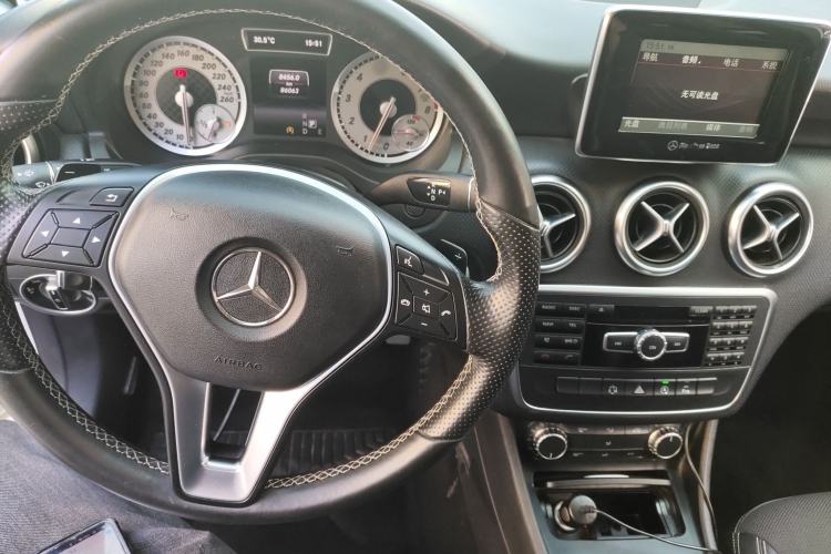 Used Mercedes-Benz A-Class 2015 A 200 Fashion Model Center Console