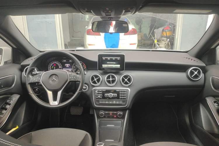 Used Mercedes-Benz A-Class 2015 A 180 Center Console