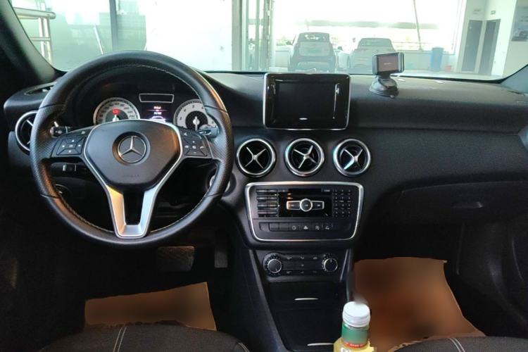 Used Mercedes-Benz A-Class 2015 A 200 Fashion Model Center Console