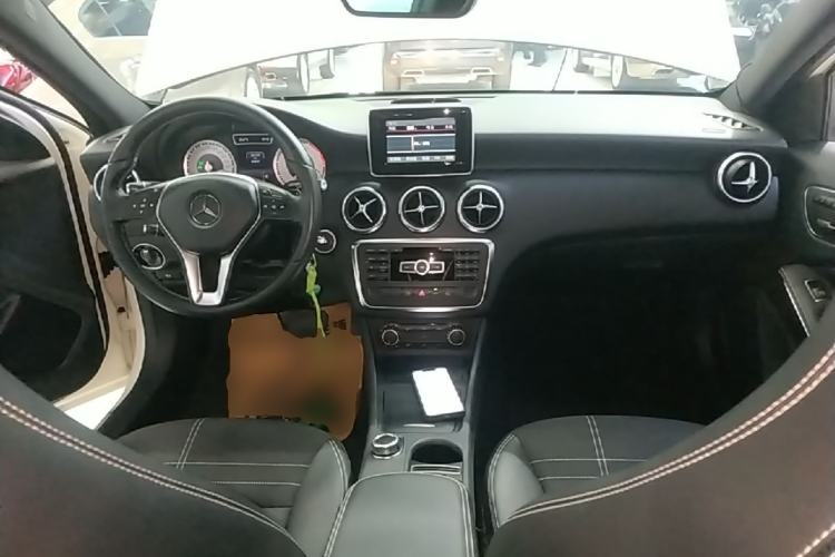 Used Mercedes-Benz A-Class 2015 A 200 Fashion Model Center Console
