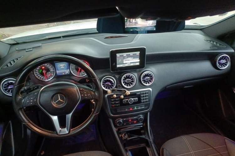 Used Mercedes-Benz A-Class 2015 A 200 Fashion Model Center Console