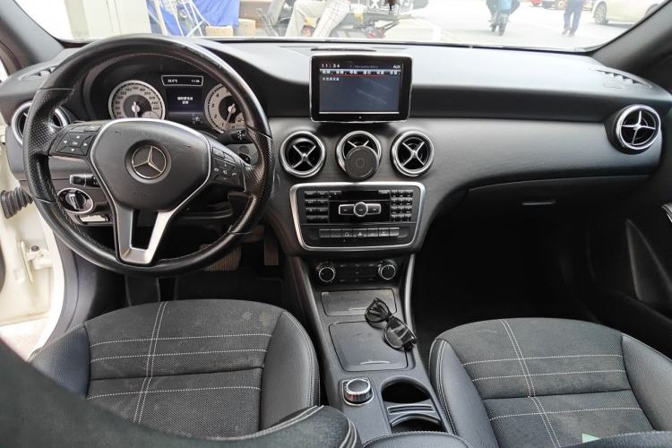 Used Mercedes-Benz A-Class 2015 A 200 Fashion Model Center Console