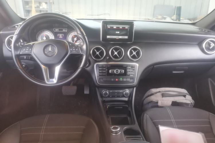Used Mercedes-Benz A-Class 2015 A 200 Fashion Model Center Console