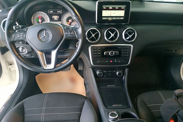 Used Mercedes-Benz A-Class 2015 A 200 Fashion Model Center Console