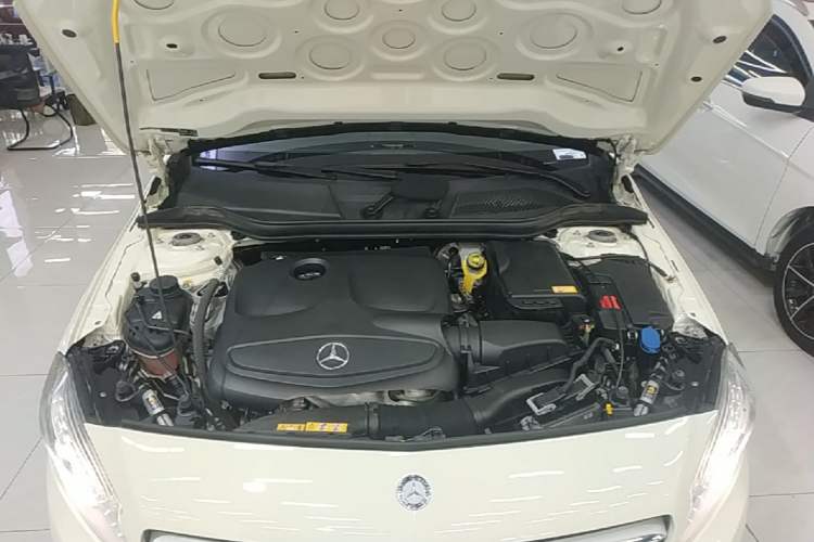 Used Mercedes-Benz A-Class 2015 A 200 Fashion Model Engine Bay