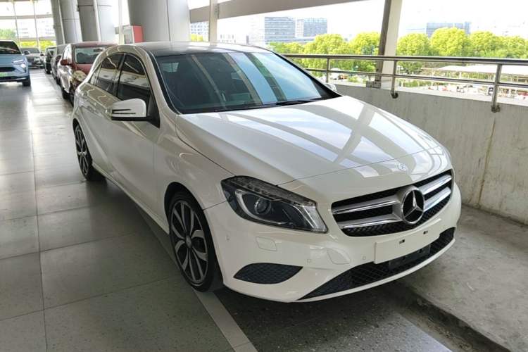Used Mercedes-Benz A-Class 2015 A 200 Fashion Model Front Right 45 Deg