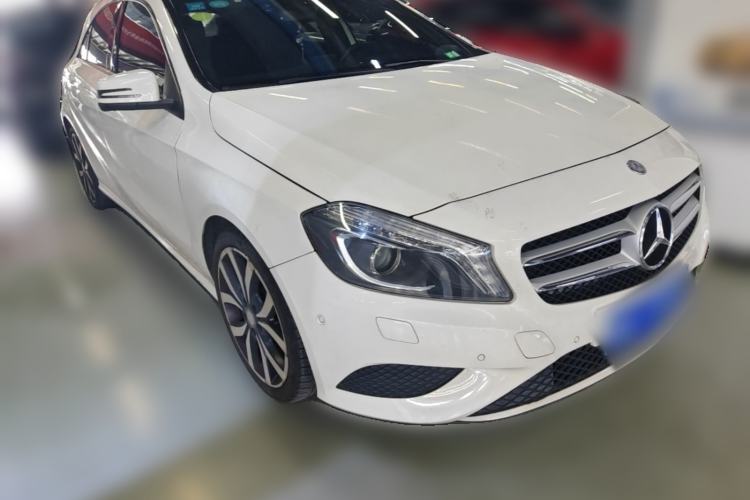 Used Mercedes-Benz A-Class 2015 A 200 Fashion Model Front Right 45 Deg