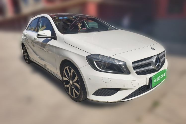 Used Mercedes-Benz A-Class 2015 A 200 Fashion Model Front Right 45 Deg