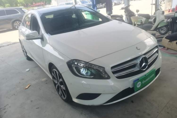 Used Mercedes-Benz A-Class 2015 A 200 Fashion Model Front Right 45 Deg