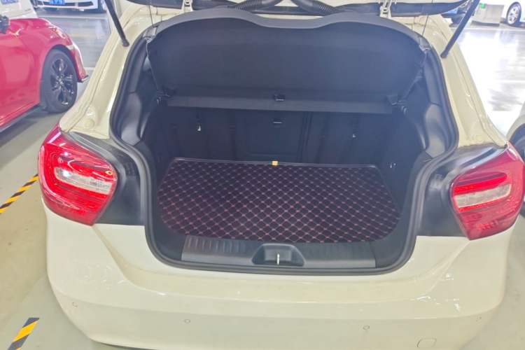 Used Mercedes-Benz A-Class 2015 A 200 Fashion Model Trunk