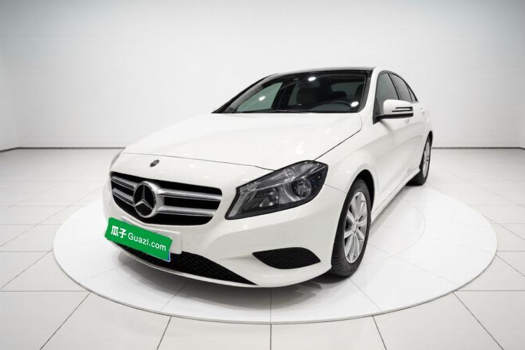 Używany Mercedes-Benz A-Class 2015 A 180 Standard Model Guazi used car, China used car export, Used car for sale, Used cars, Cheapest cars for sale