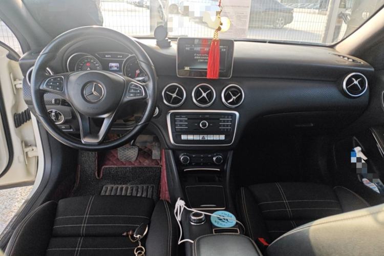 Used Mercedes-Benz A-Class 2016 A 200 Fashion Model Center Console