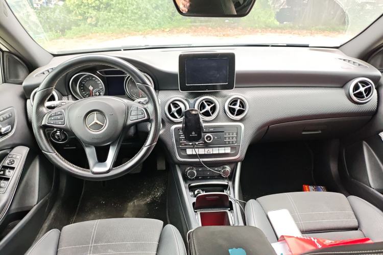 Used Mercedes-Benz A-Class 2016 A 200 Fashion Model Center Console