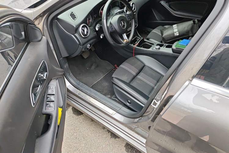 Used Mercedes-Benz A-Class 2017 Revised Version A 200 Fashion Edition Driver Seat