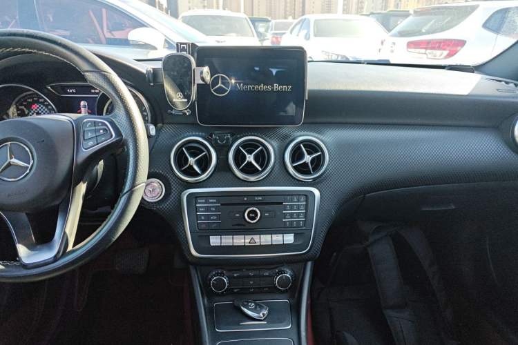Used Mercedes-Benz A-Class 2017 Revised Version A 200 Fashion Edition Audio And AC Panel