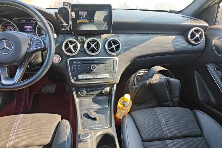 Used Mercedes-Benz A-Class 2017 Revised Version A 200 Fashion Edition Audio And AC Panel