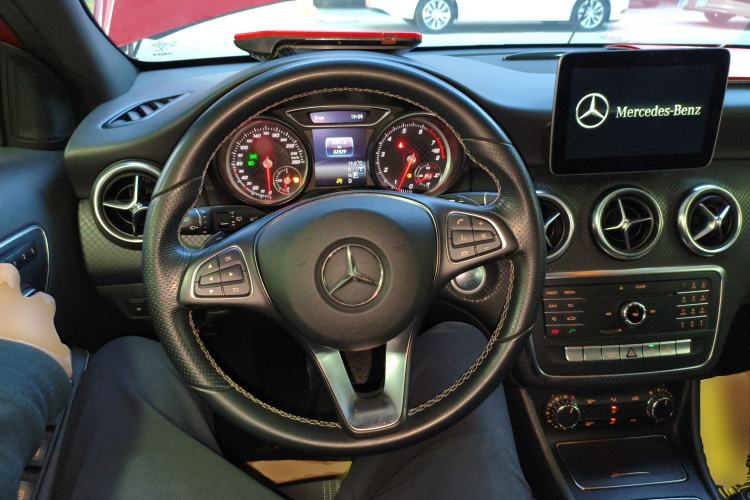 Used Mercedes-Benz A-Class 2017 Revised Version A 200 Fashion Edition Steering Wheel