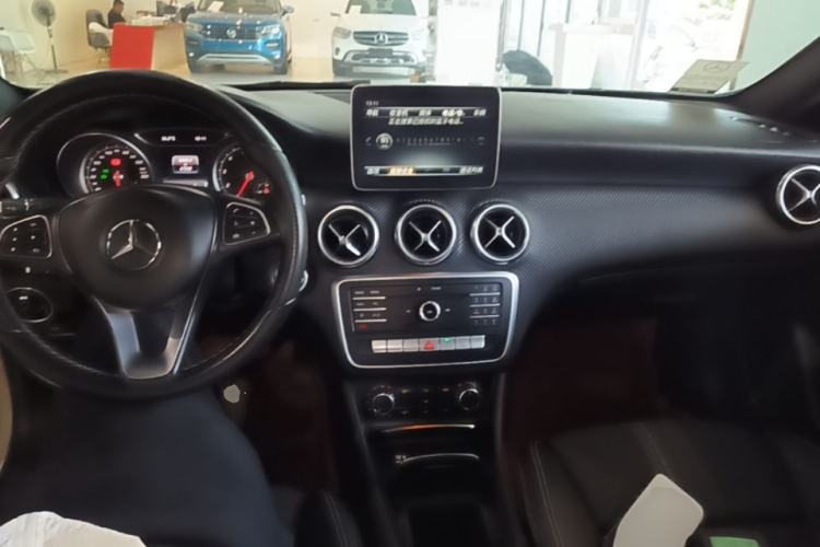 Used Mercedes-Benz A-Class 2017 Revised Version A 200 Fashion Edition Center Console