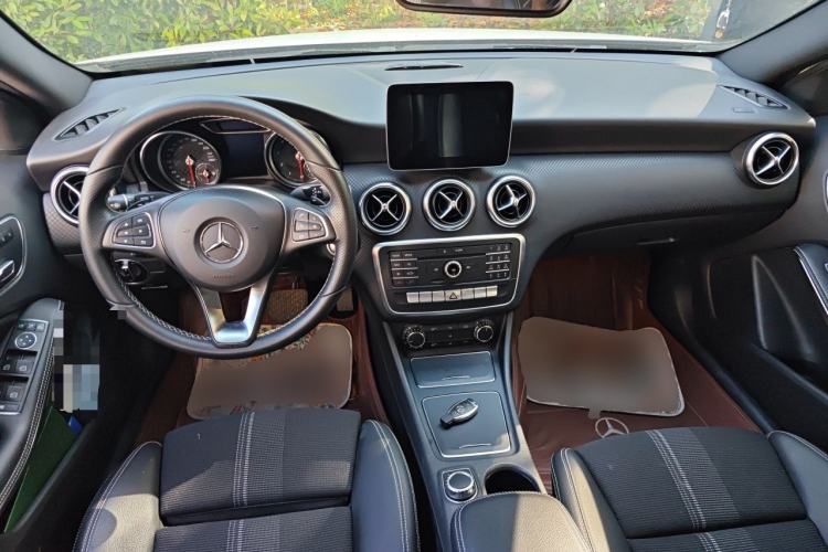Used Mercedes-Benz A-Class 2017 Revised Version A 200 Fashion Edition Center Console