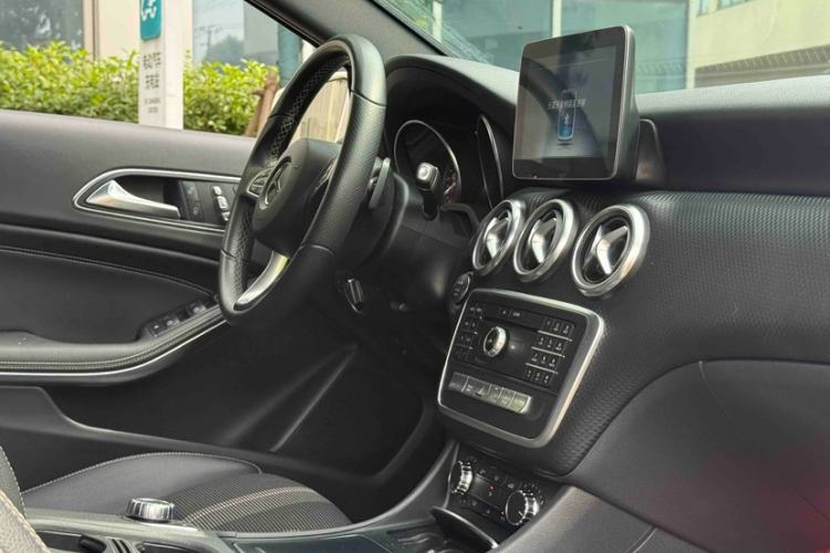 Used Mercedes-Benz A-Class 2017 Revised Version A 200 Fashion Edition Interior 3