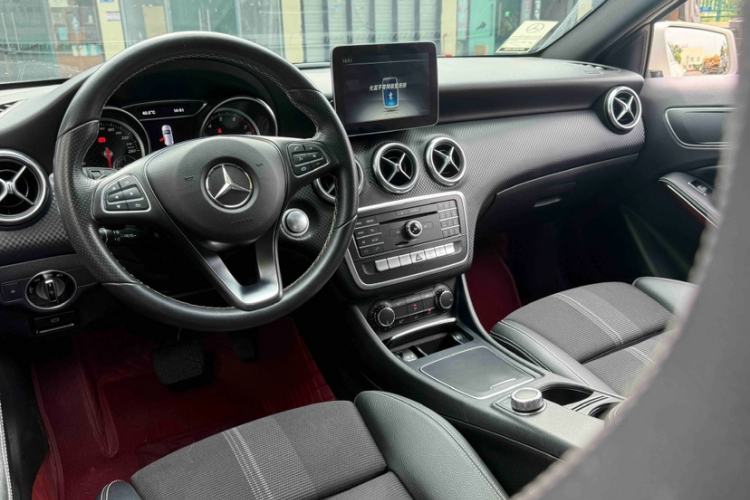 Used Mercedes-Benz A-Class 2017 Revised Version A 200 Fashion Edition Interior 5