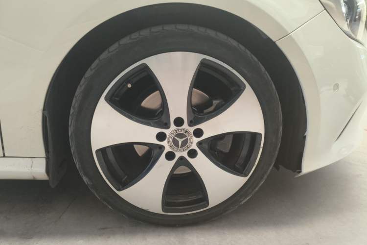 Used Mercedes-Benz A-Class 2017 Revised Version A 200 Fashion Edition Right Front Wheel Hub