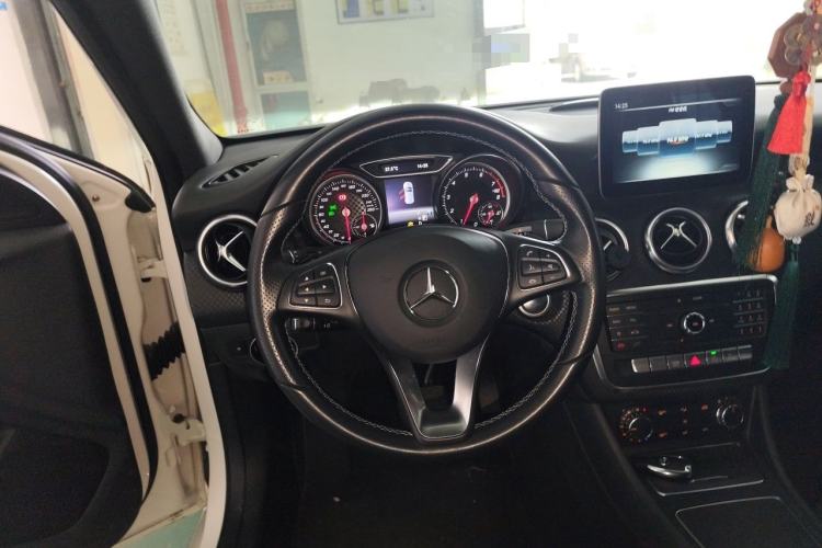 Used Mercedes-Benz A-Class 2017 Revised Version A 200 Fashion Edition Steering Wheel