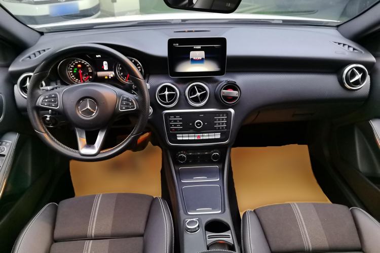 Used Mercedes-Benz A-Class 2018 A 200 Fashion Model Center Console