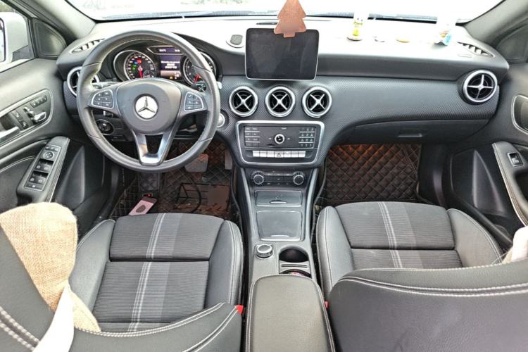 Used Mercedes-Benz A-Class 2018 A 200 Fashion Model Center Console