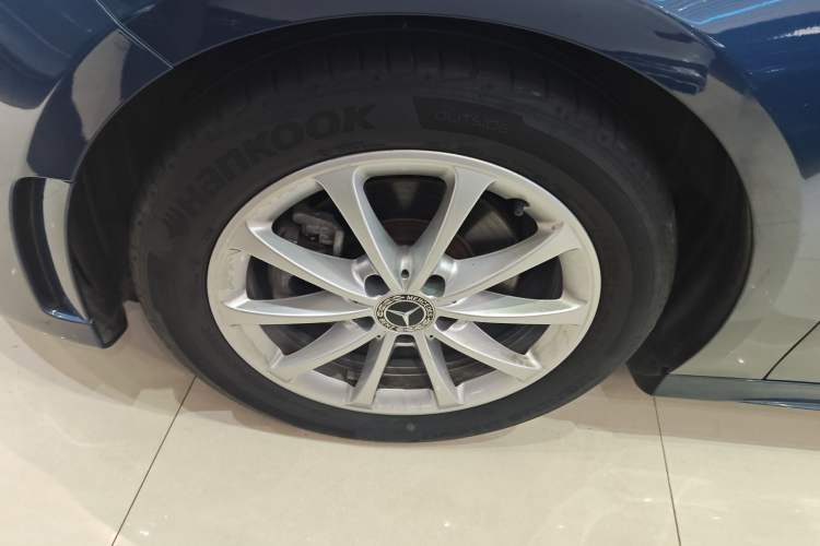 Used Mercedes-Benz A-Class 2019 A 200 L Sport Sedan Left Front Wheel Hub