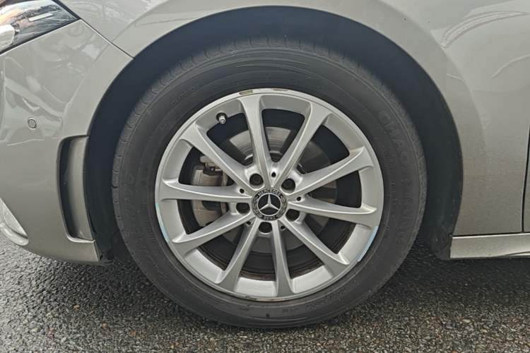 Used Mercedes-Benz A-Class 2019 A 200 L Sport Sedan Left Front Wheel Hub