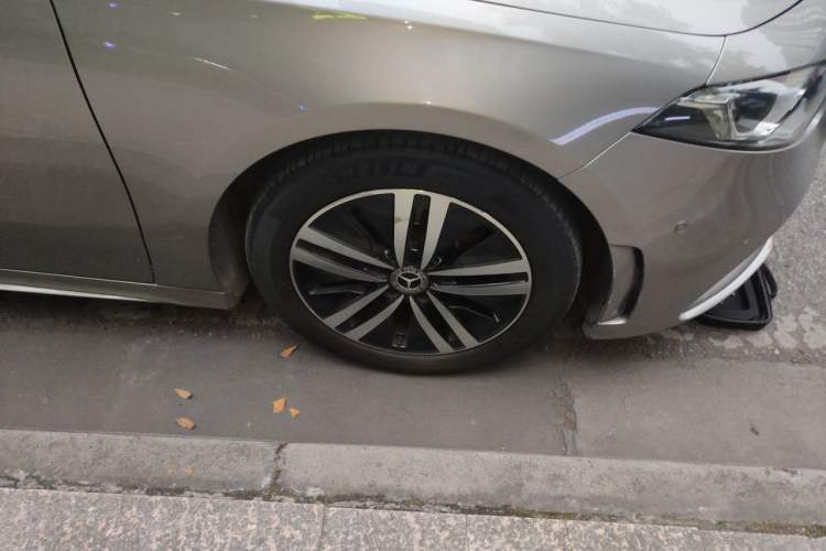 Used Mercedes-Benz A-Class 2019 A 180 L Sport Sedan Right Front Wheel Hub