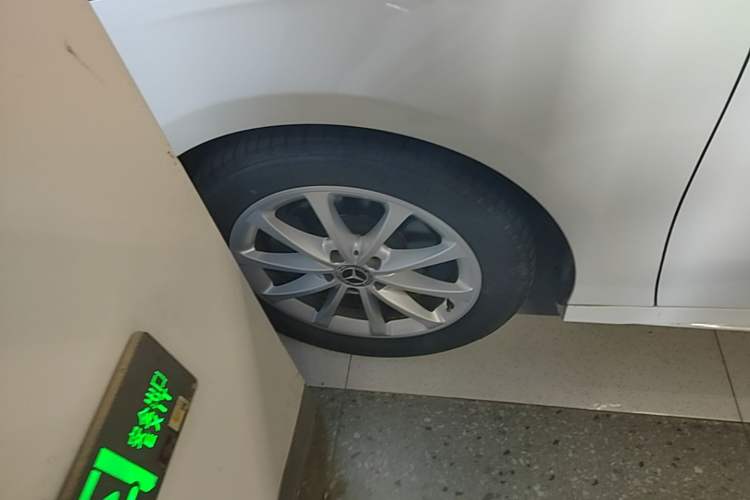 Used Mercedes-Benz A-Class 2019 A 200 L Sport Sedan Left Front Wheel Hub