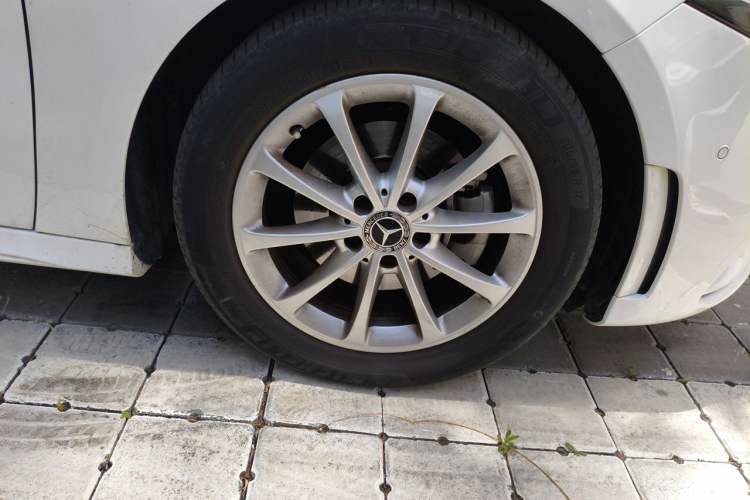Used Mercedes-Benz A-Class 2019 A 200 L Sport Sedan Right Front Wheel Hub