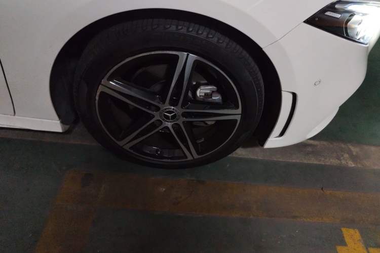 Used Mercedes-Benz A-Class 2019 A 220 L 4MATIC Sport Sedan Right Front Wheel Hub