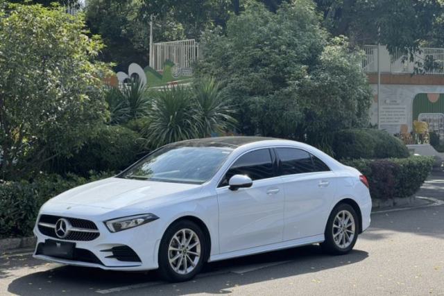 Ojetý Mercedes-Benz A-Class 2020 Restyled A 200 L Sport Sedan Fashion Version
