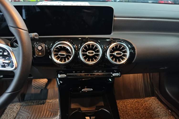 Used Mercedes-Benz A-Class 2020 Facelift A 180 L Sport Sedan Special Configuration Audio And AC Panel
