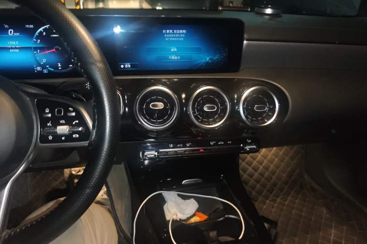 Used Mercedes-Benz A-Class 2020 Facelift A 180 L Sport Sedan Special Configuration Audio And AC Panel