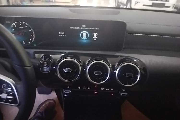 Used Mercedes-Benz A-Class 2020 Facelift A 180 L Sport Sedan Special Configuration Audio And AC Panel