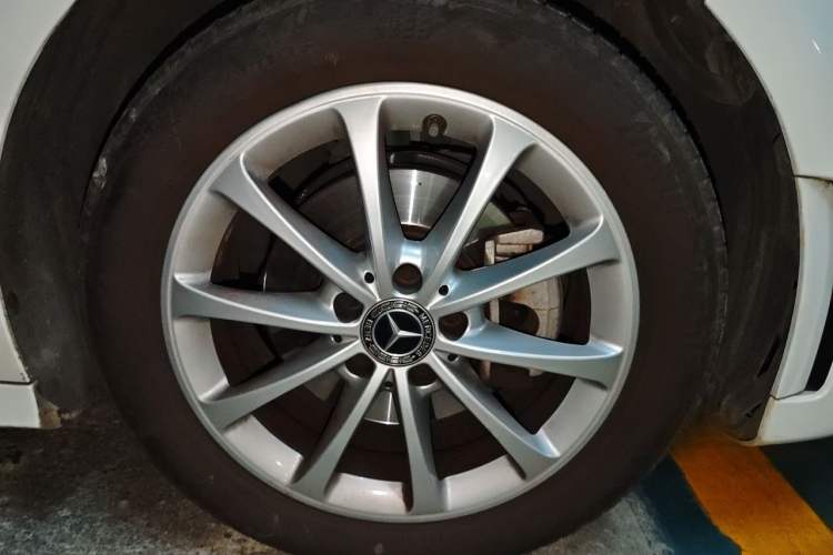 Used Mercedes-Benz A-Class 2020 Restyled A 200 L Sport Sedan Fashion Version Right Front Wheel Hub