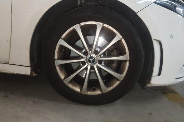 Used Mercedes-Benz A-Class 2020 Restyled A 200 L Sport Sedan Dynamic Version Right Front Wheel Hub