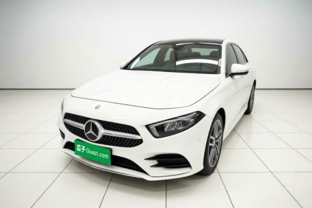 Ojetý Mercedes-Benz A-Class 2020 Restyled A 200 L Sport Sedan Fashion Version