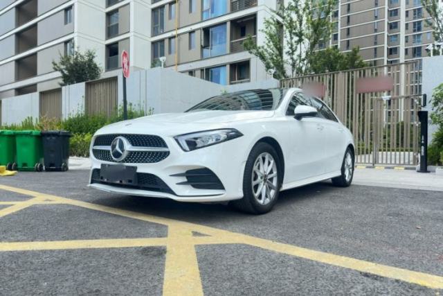 Ojetý Mercedes-Benz A-Class 2021 A 200 L Sport Sedan Fashion Model