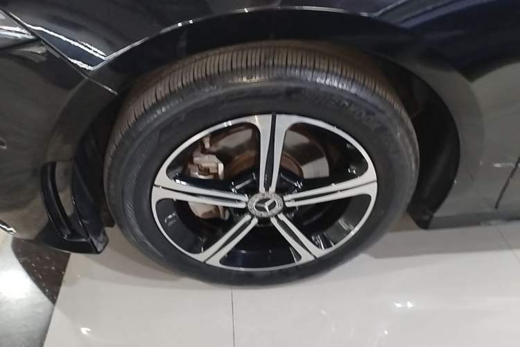 Used Mercedes-Benz A-Class 2022 Revised Version A 200 L Sport Sedan Fashionable Style Left Front Wheel Hub