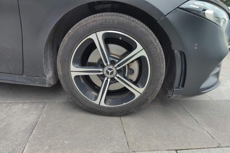 Used Mercedes-Benz A-Class 2022 Revised Version A 200 L Sport Sedan Fashionable Style Right Front Wheel Hub
