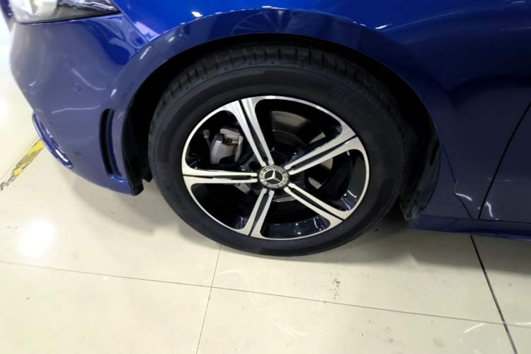 Used Mercedes-Benz A-Class 2022 Revised Version A 200 L Sport Sedan Fashionable Style Left Front Wheel Hub
